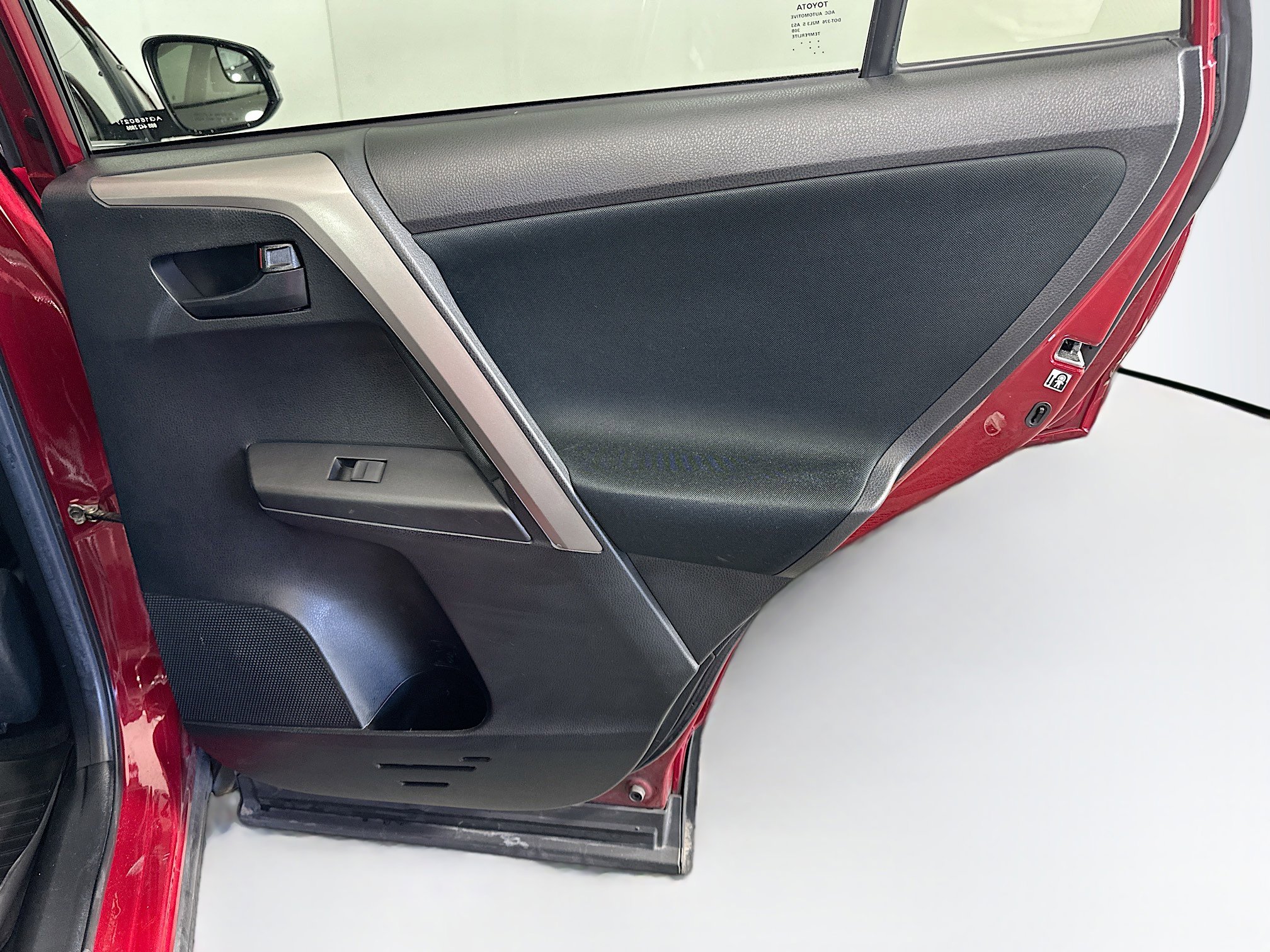 Used 2018 Toyota RAV4 LE w/ Carpet Mat Package image 27