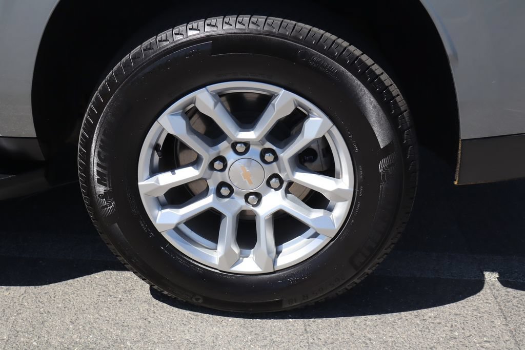 Used 2025 Chevrolet Suburban LT AWD/4WD image 13