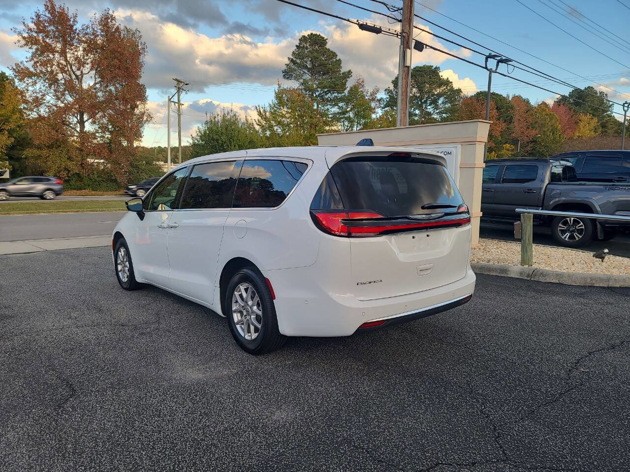 Used 2025 Chrysler Pacifica Select FWD image 4
