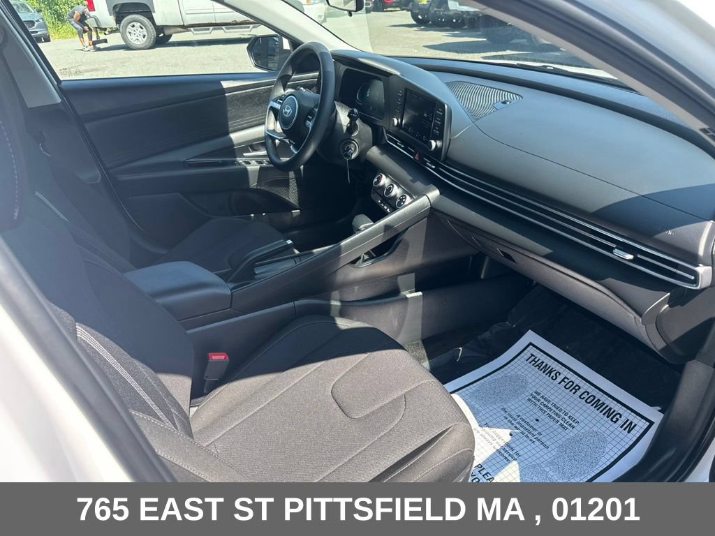 Used 2025 Hyundai Elantra SE FWD image 17