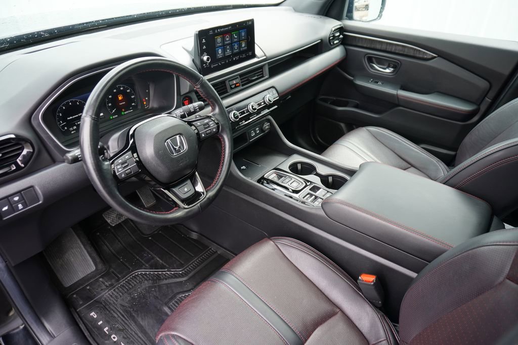 Used 2025 Honda Pilot Black Edition image 13