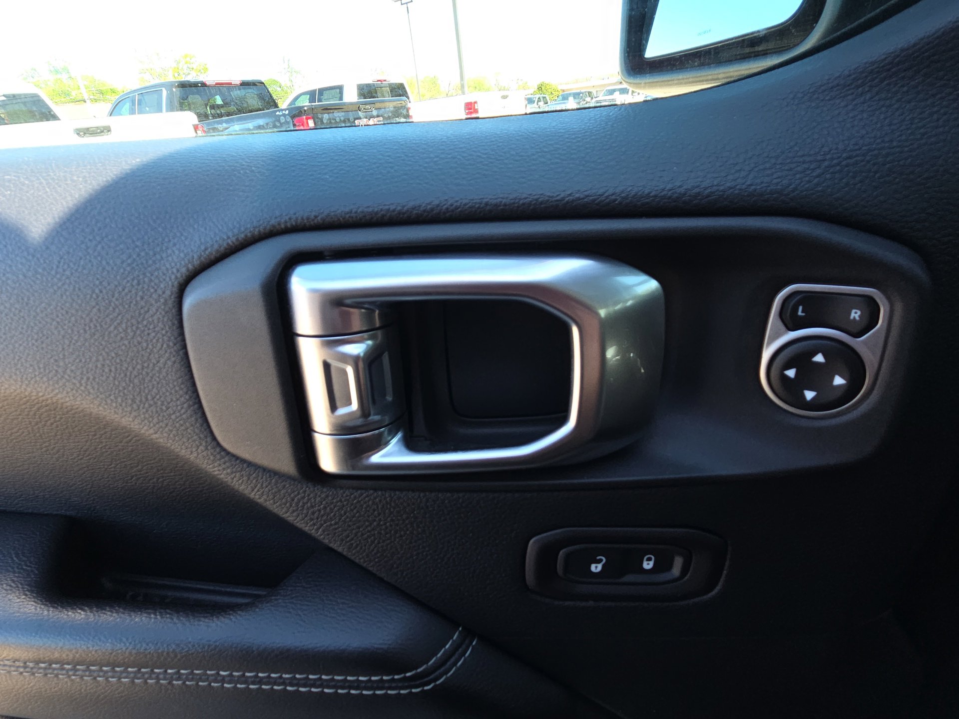 Used 2018 Jeep Wrangler Unlimited Sahara w/ Cold Weather Group image 13