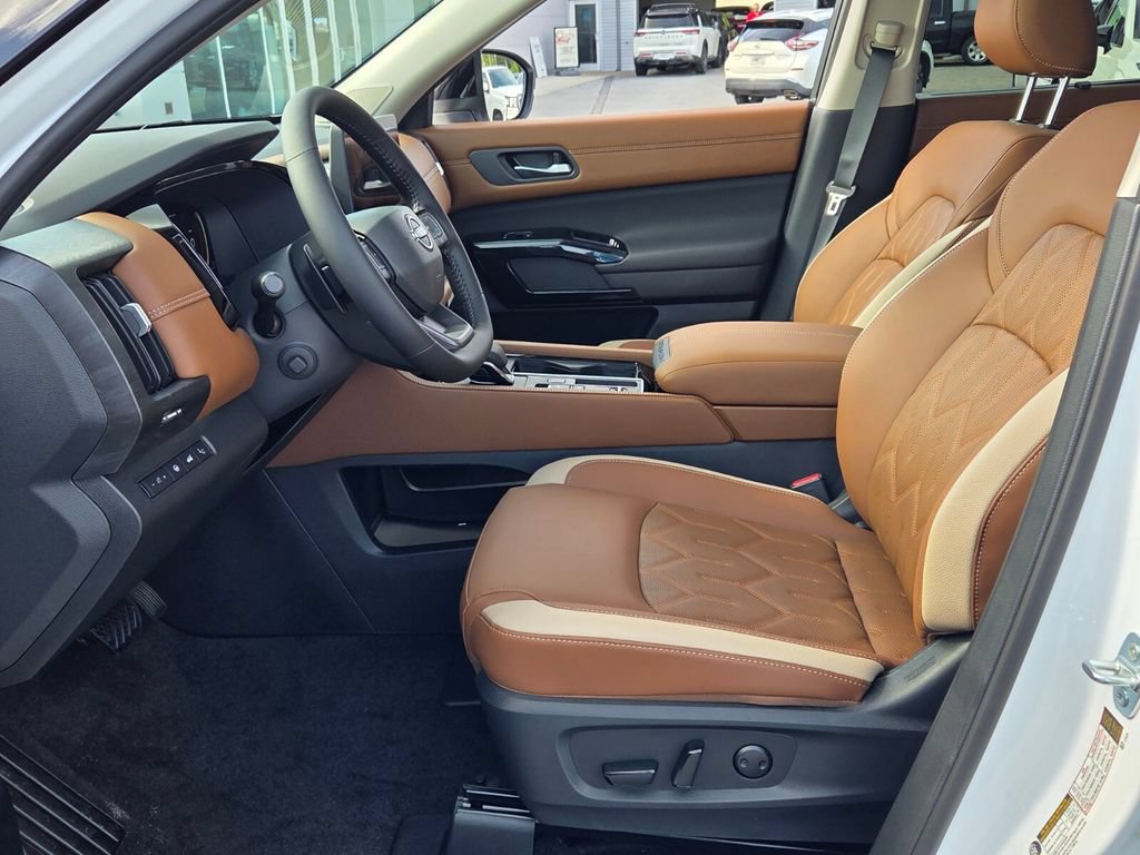 New 2026 Nissan Pathfinder Platinum FWD image 3