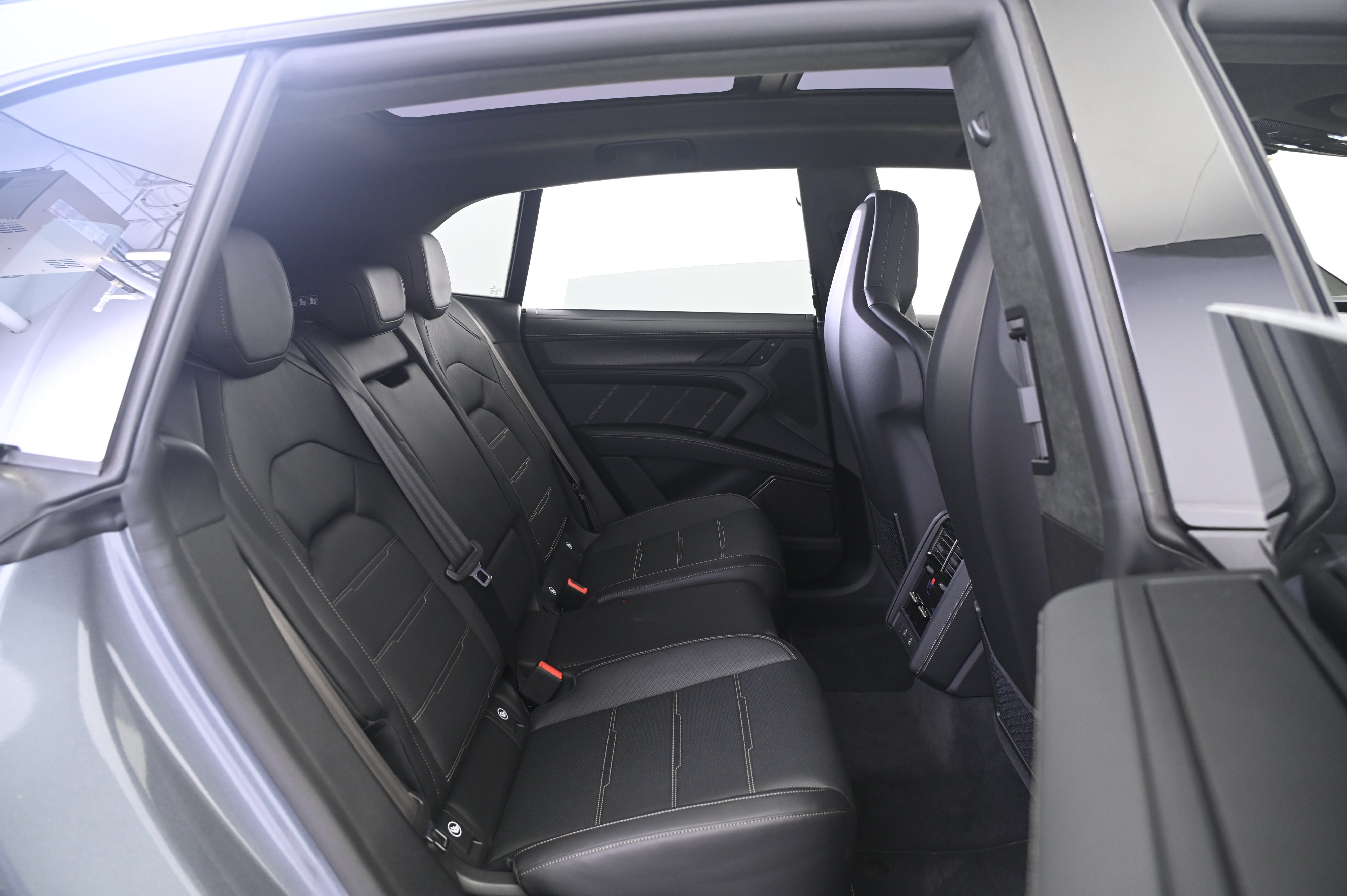 Certified 2026 Porsche Cayenne Turbo AWD/4WD image 19