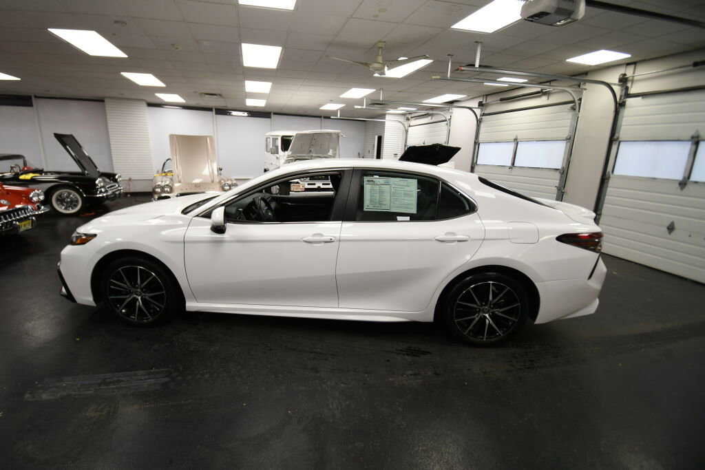 Used 2024 Toyota Camry SE image 4