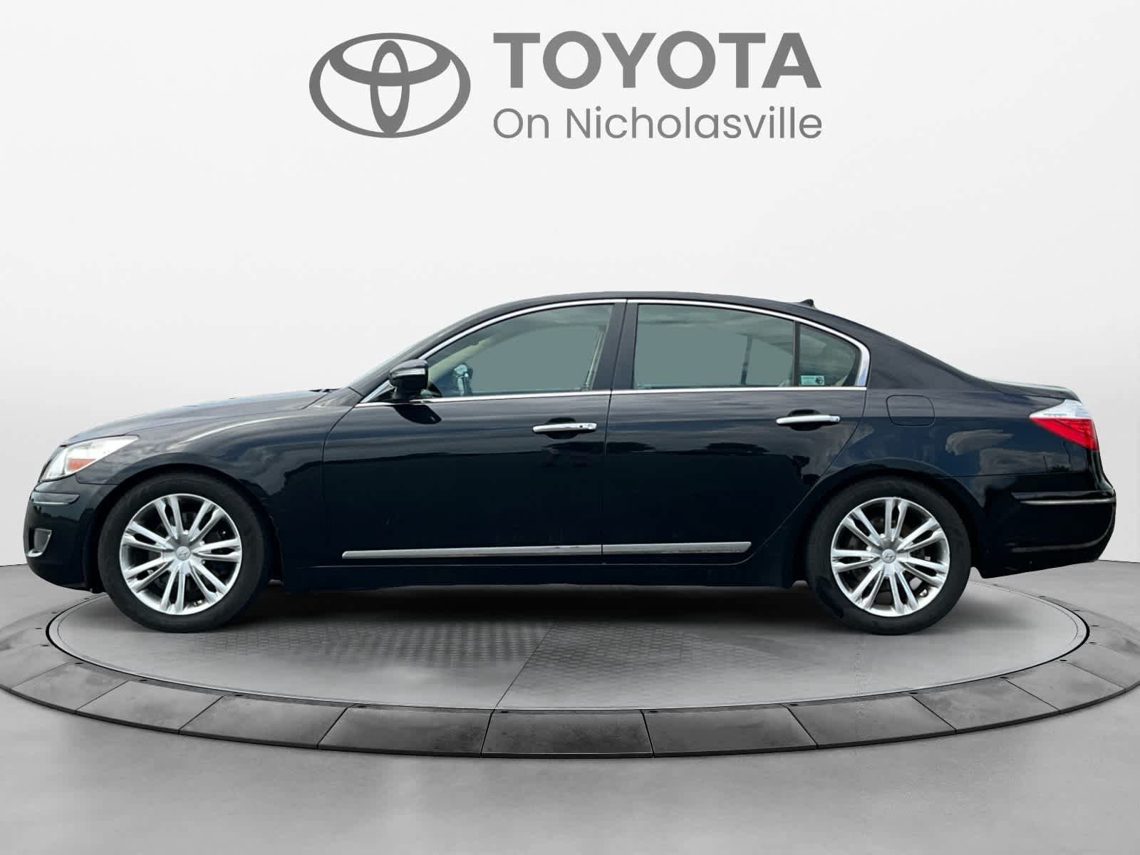 Used 2009 Hyundai Genesis 4.6 w/ Technology Pkg 5 RWD image 2