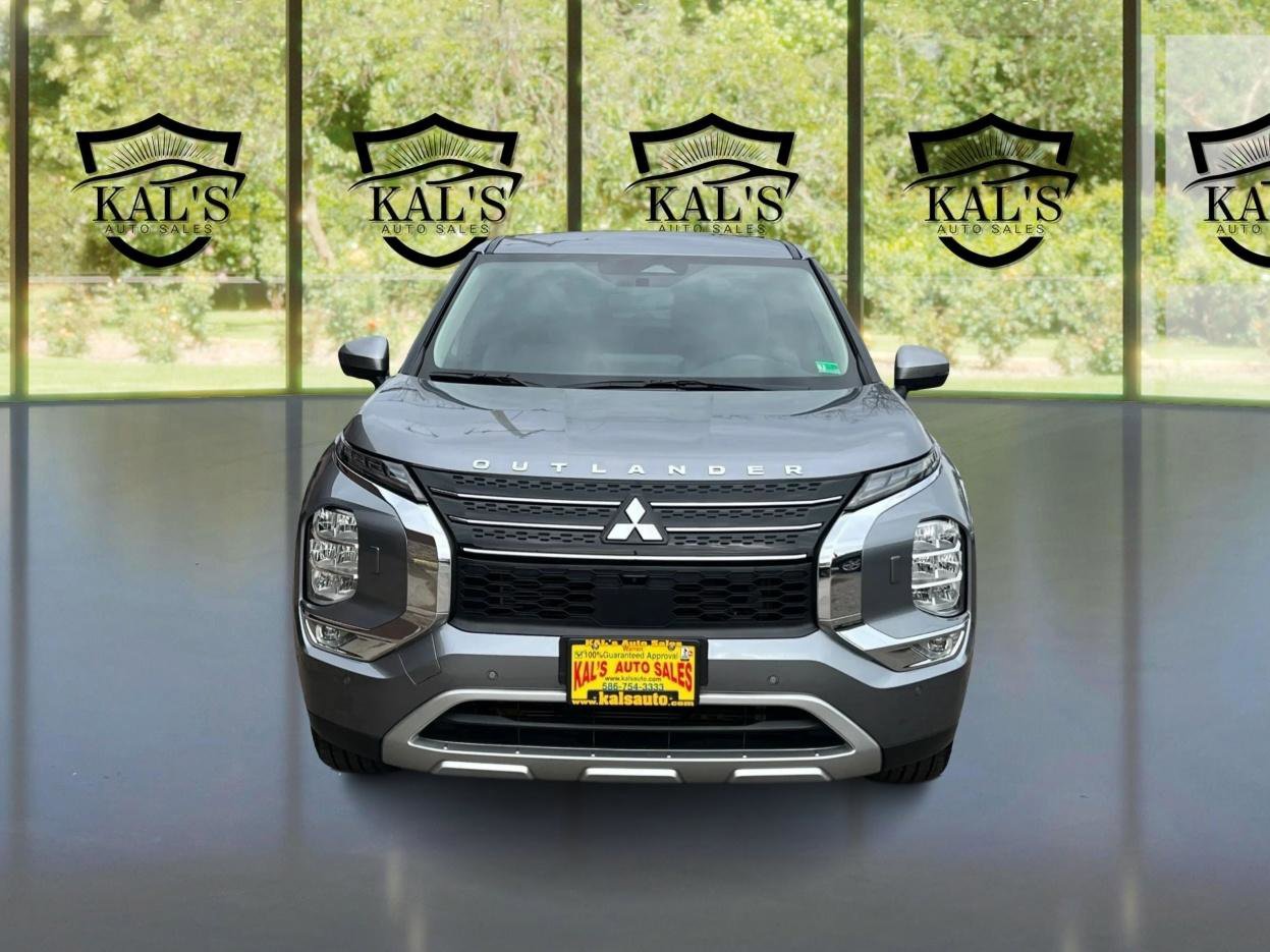 Used 2024 Mitsubishi Outlander SE image 2