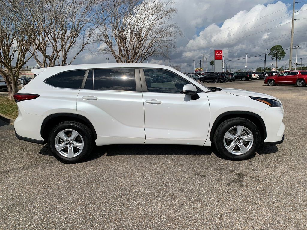 Used 2023 Toyota Highlander L image 2