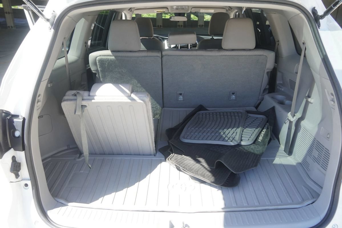 Used 2019 Toyota Highlander LE AWD/4WD image 12
