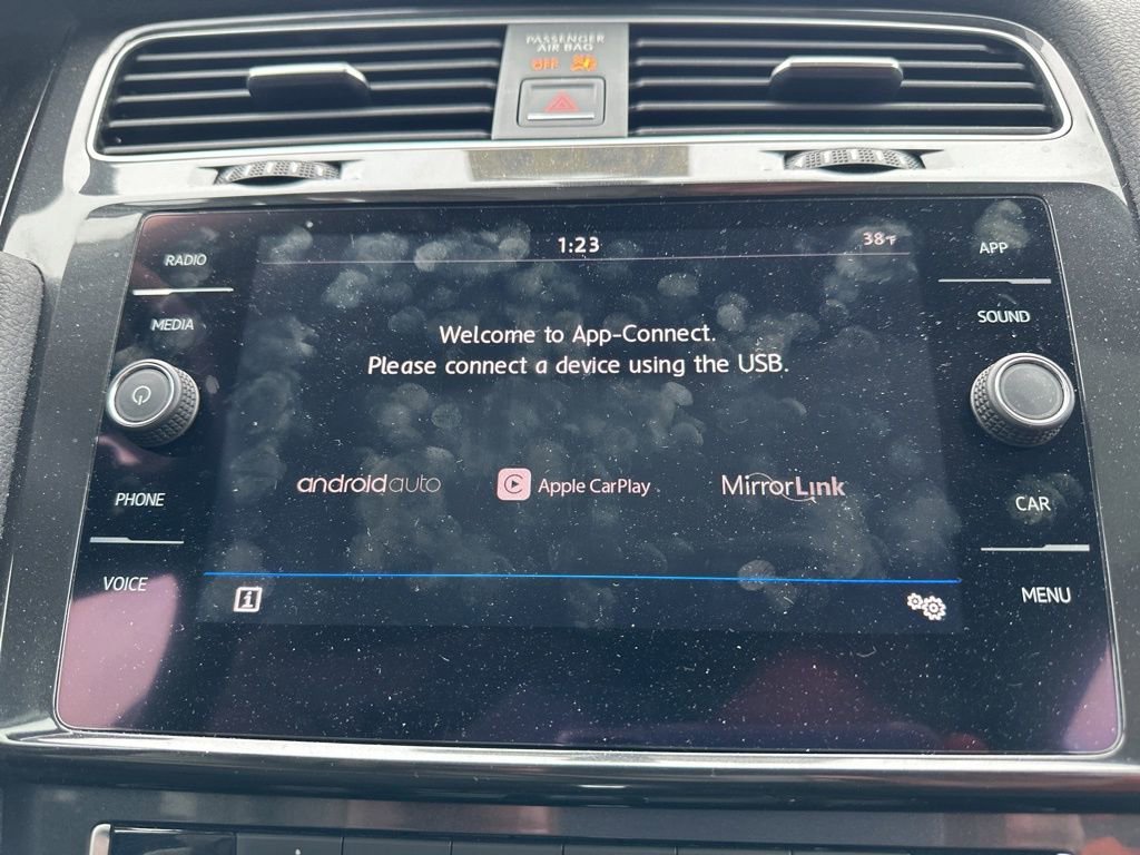 Used 2018 Volkswagen Golf SE image 23