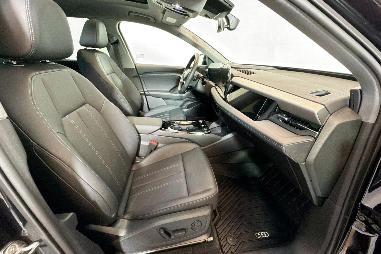 Used 2025 Audi Q6 e-tron Prestige AWD/4WD image 26