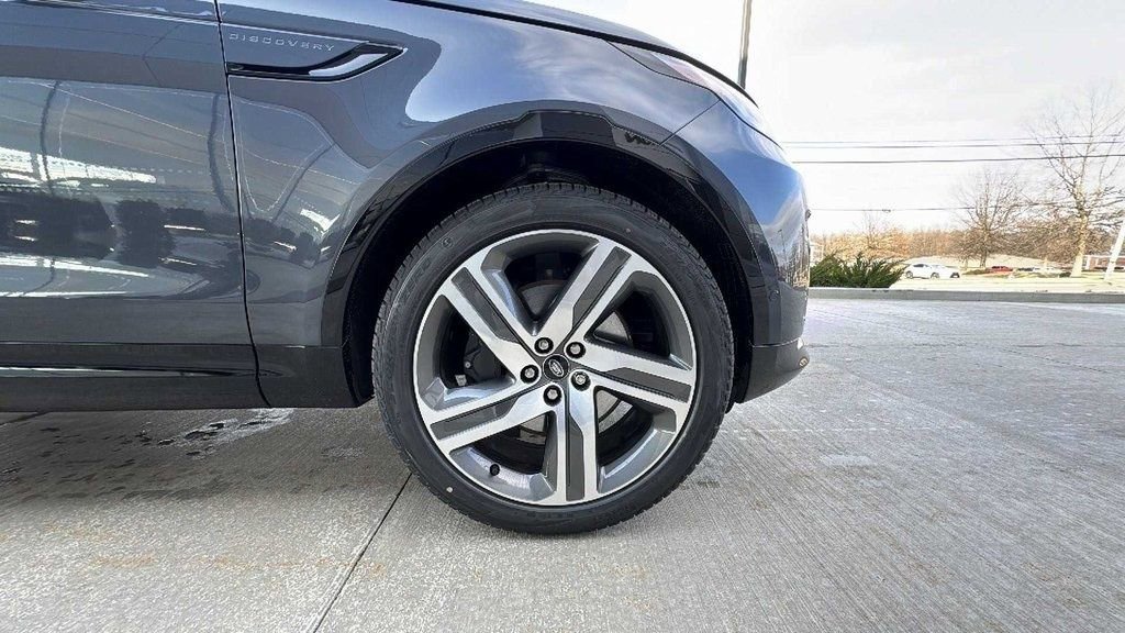 New 2024 Land Rover Discovery Dynamic SE image 21
