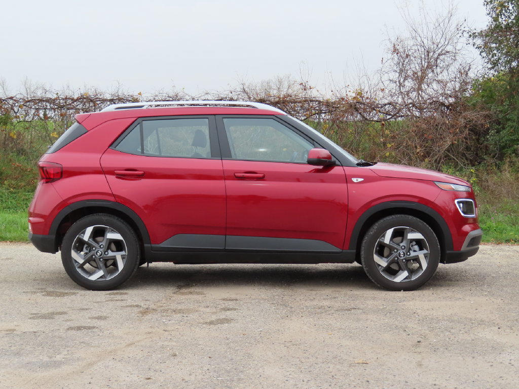 Used 2025 Hyundai Venue Limited FWD image 2