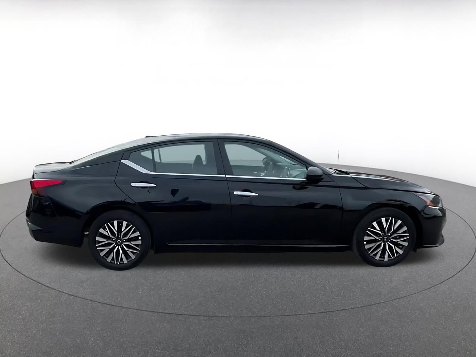 Used 2025 Nissan Altima 2.5 SV image 16