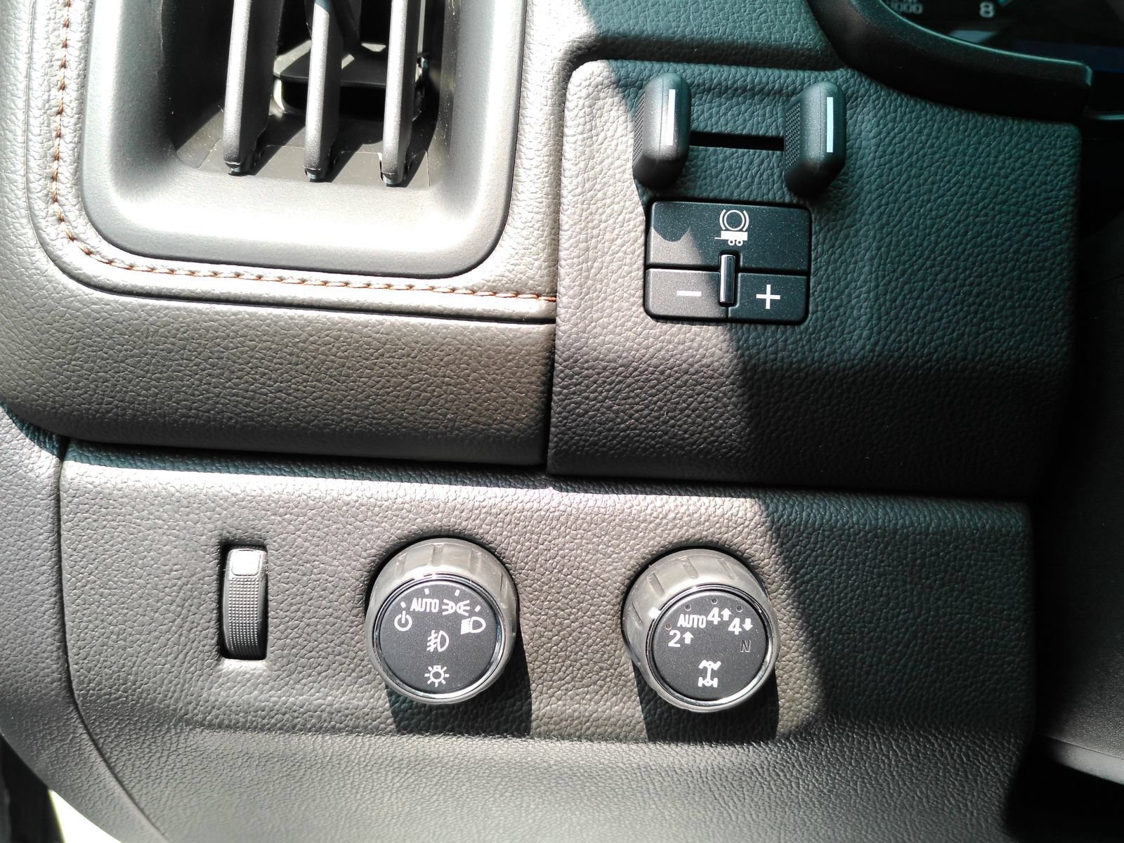Certified 2022 GMC Canyon AT4 w/ Trailering Package AWD/4WD image 23