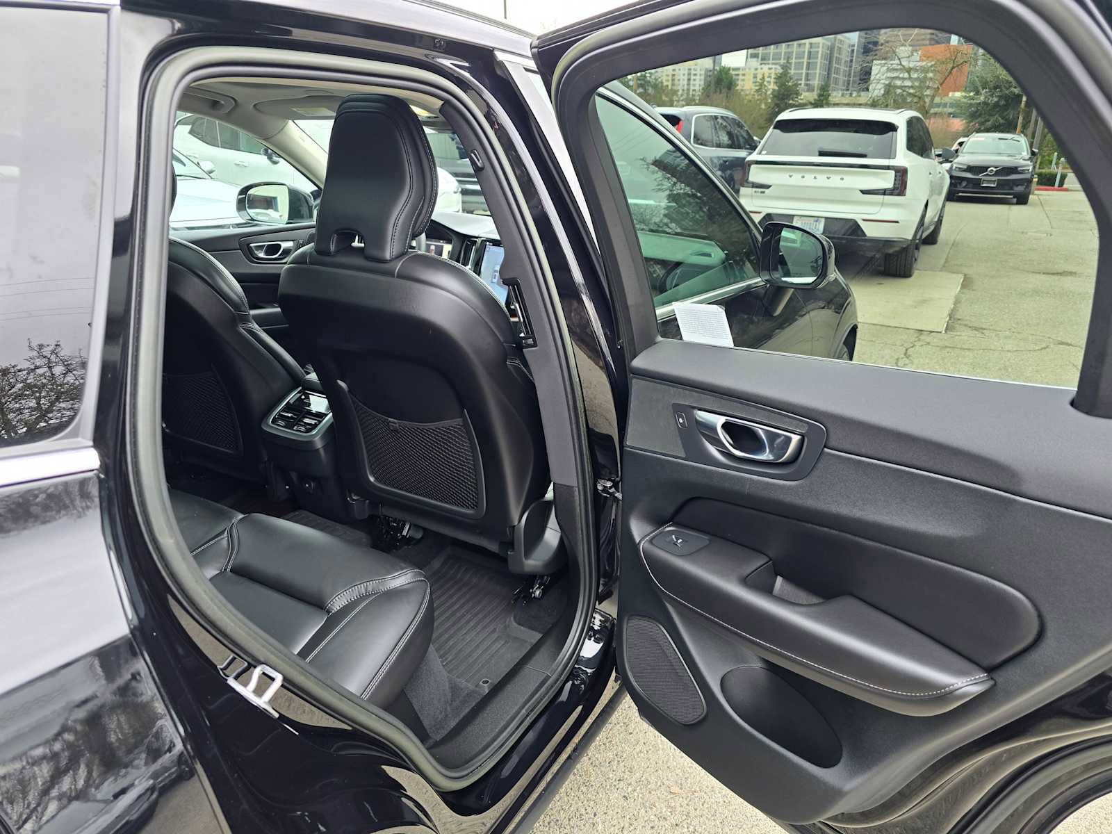 Certified 2023 Volvo XC60 B5 Ultimate w/ Climate Package image 14