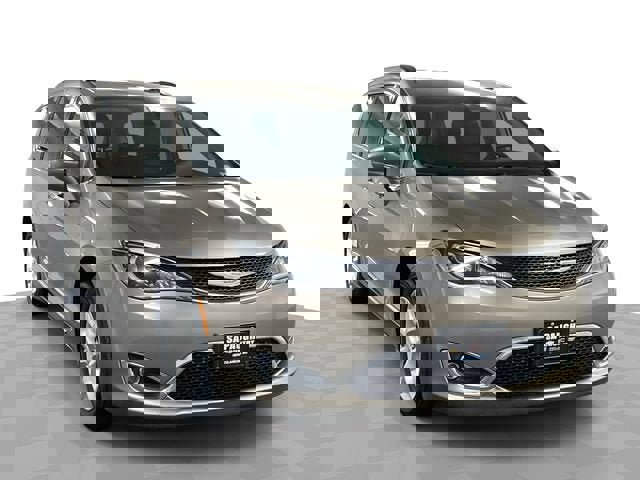 Used 2017 Chrysler Pacifica Touring-L w/ Tire & Wheel Group image 1