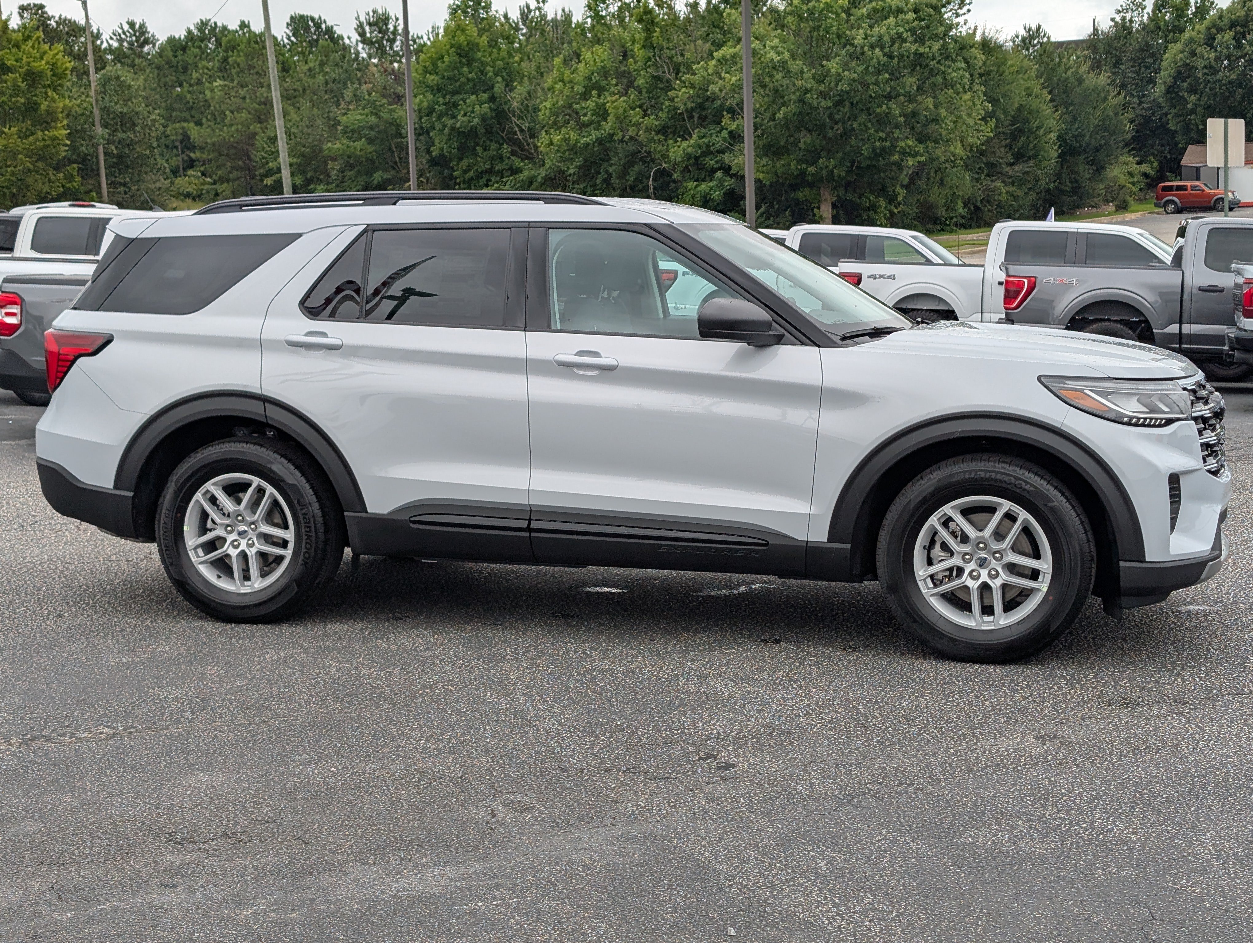 New 2026 Ford Explorer Active RWD image 8