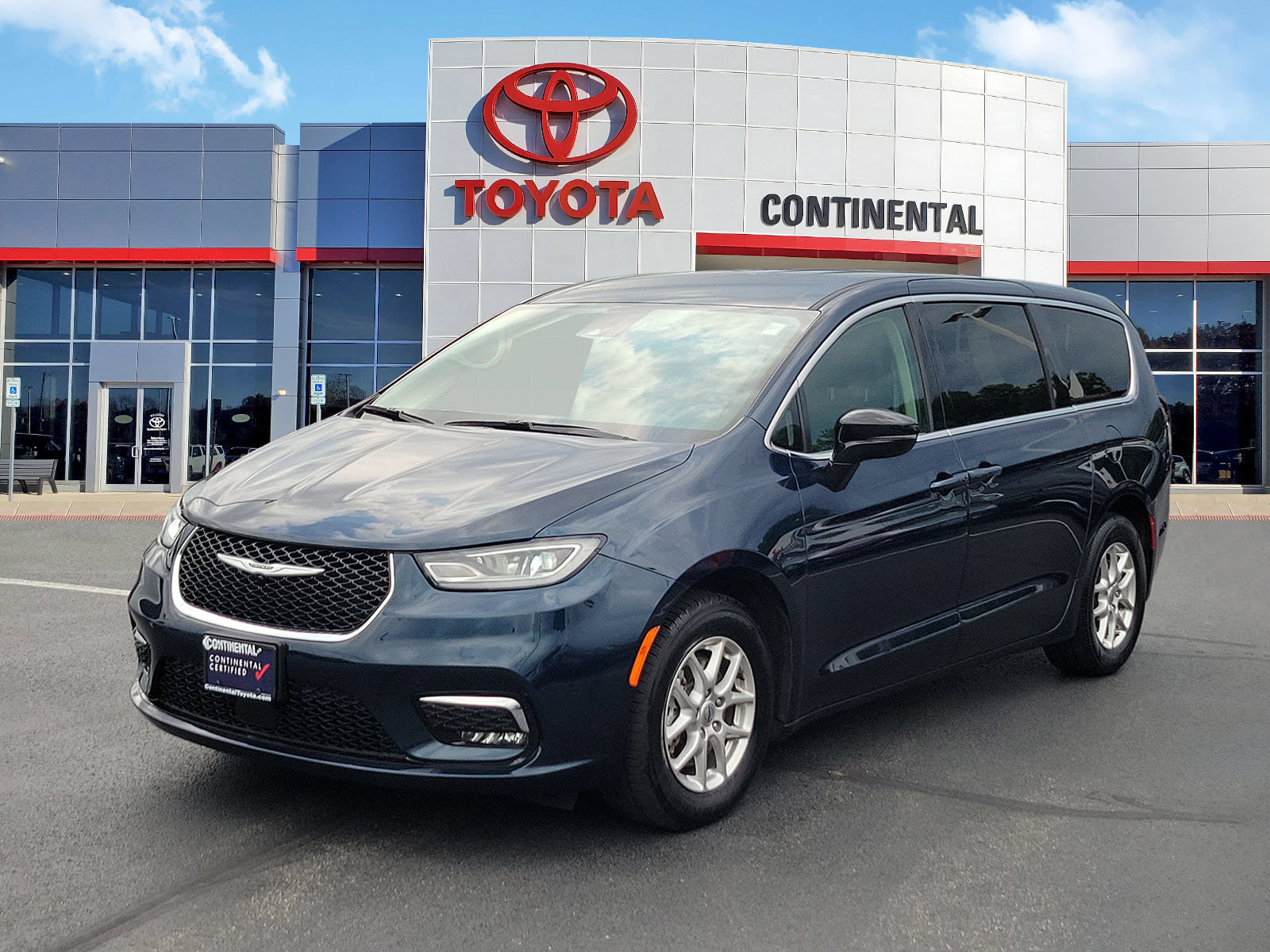 Used 2024 Chrysler Pacifica Touring-L FWD image 3