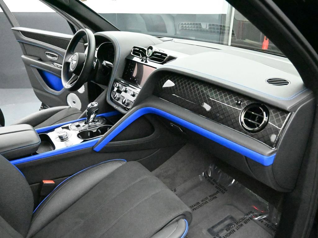 Used 2025 Bentley Bentayga AWD/4WD image 45