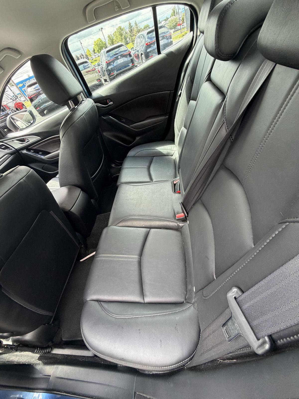 Used 2018 MAZDA MAZDA3 Touring FWD image 13