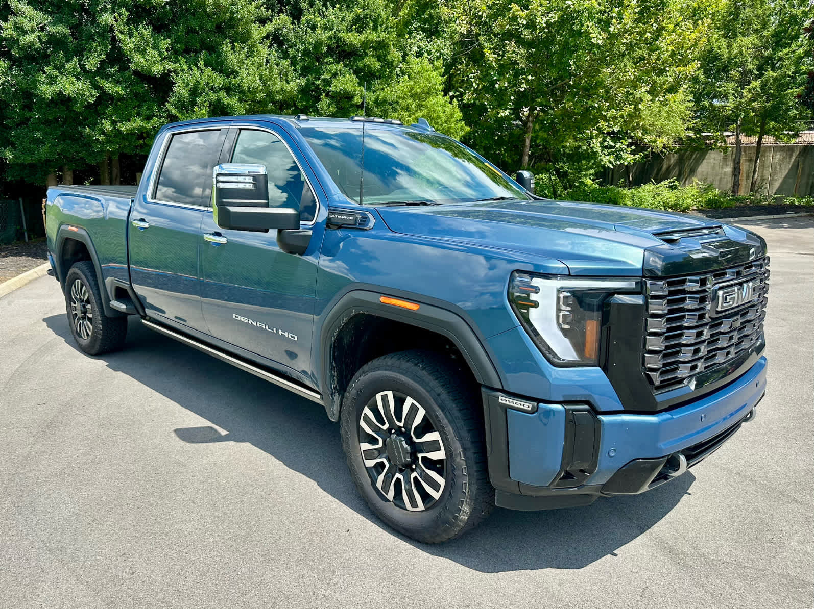 Used 2025 GMC Sierra 2500 Denali Ultimate AWD/4WD image 3