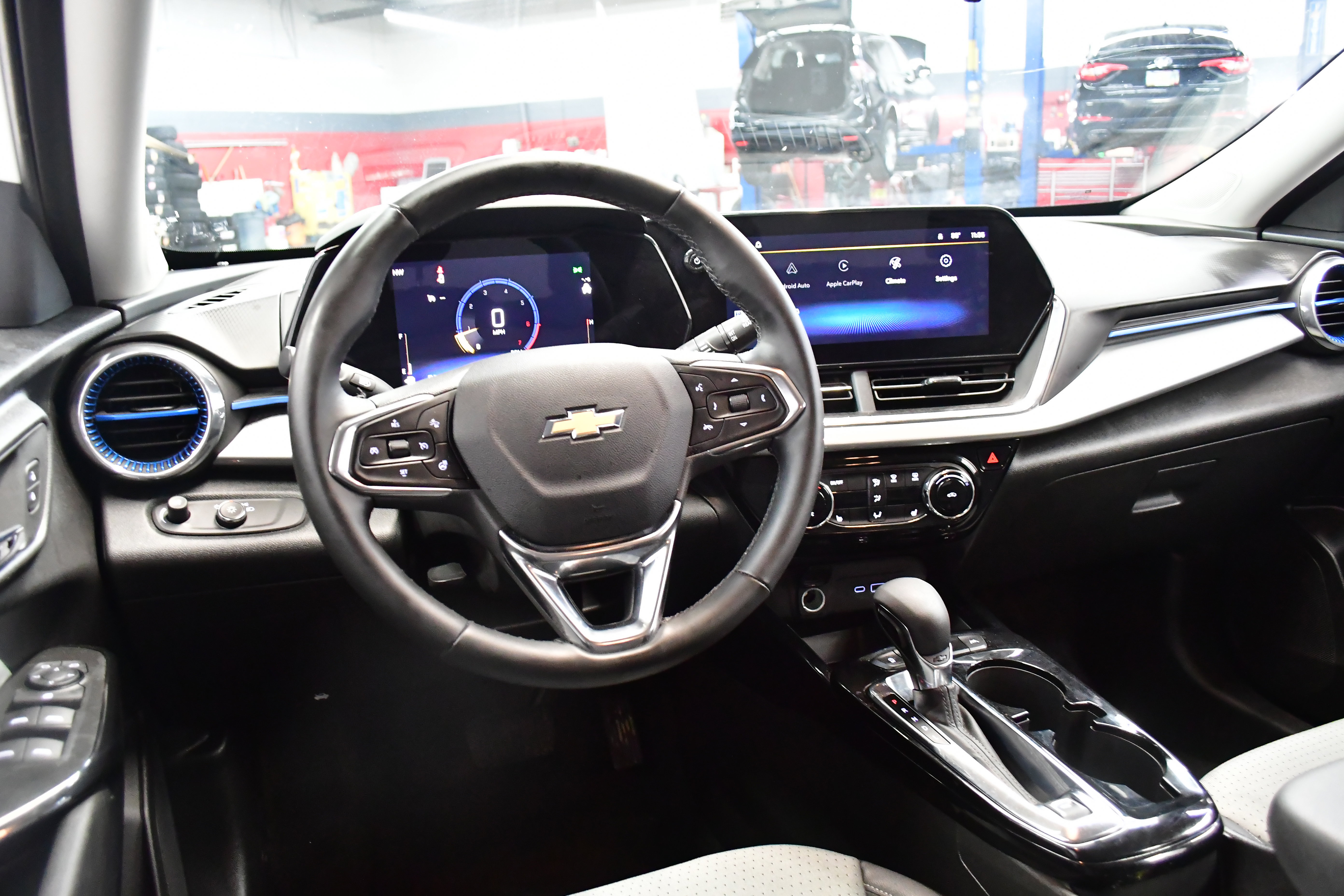 Used 2025 Chevrolet Trax LT w/ LT Convenience Package FWD image 8