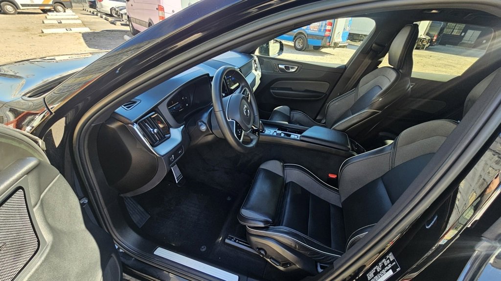 Certified 2022 Volvo XC60 B6 R-Design w/ Climate Package image 17