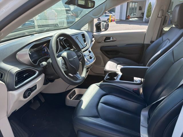 Used 2024 Chrysler Pacifica Select image 5