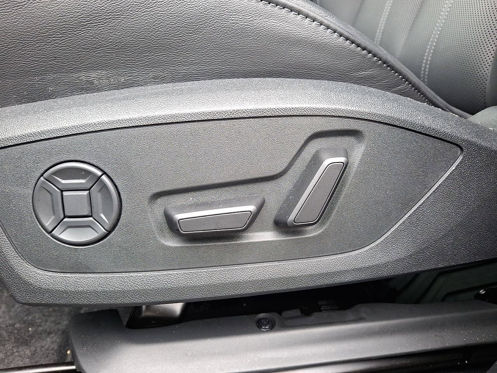 Used 2025 Audi Q6 e-tron Premium Plus image 18