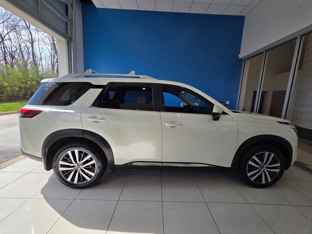 Used 2022 Nissan Pathfinder Platinum w/ Cargo Package image 5