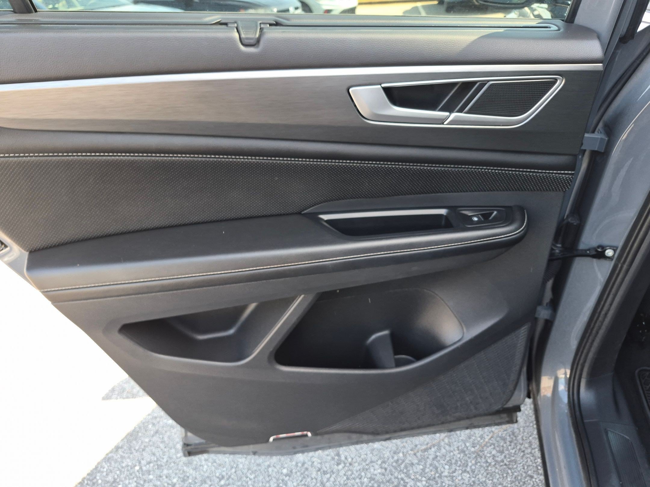 Used 2024 Volkswagen Atlas Cross Sport SE FWD image 27
