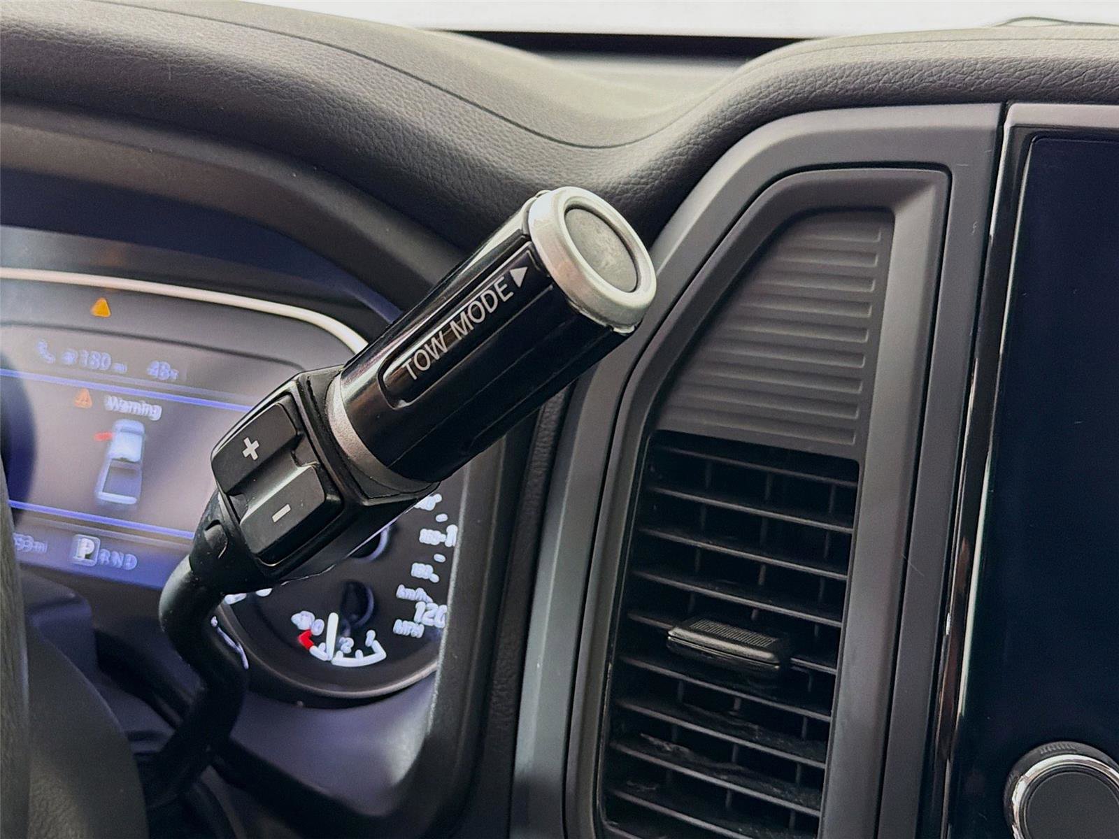 Used 2024 Nissan Titan SV AWD/4WD image 17