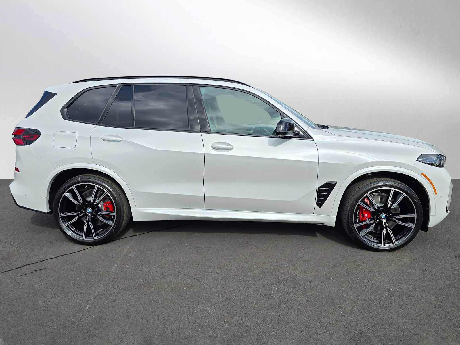 New 2026 BMW X5 M60i image 2