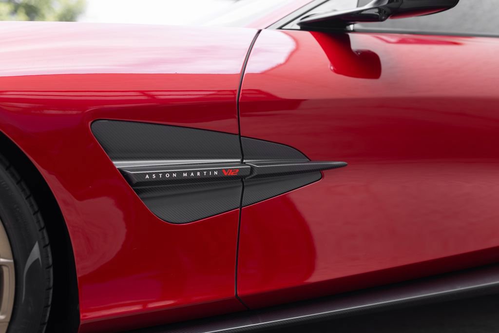 Used 2025 Aston Martin Vanquish RWD image 19