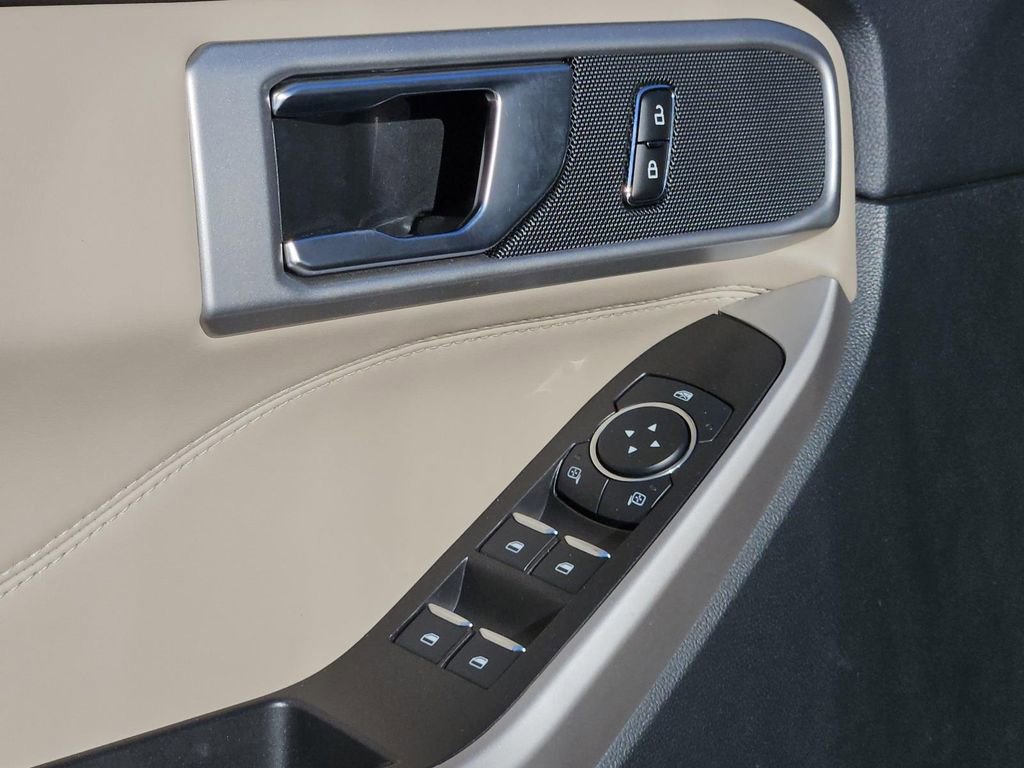 Used 2023 Ford Explorer XLT image 27