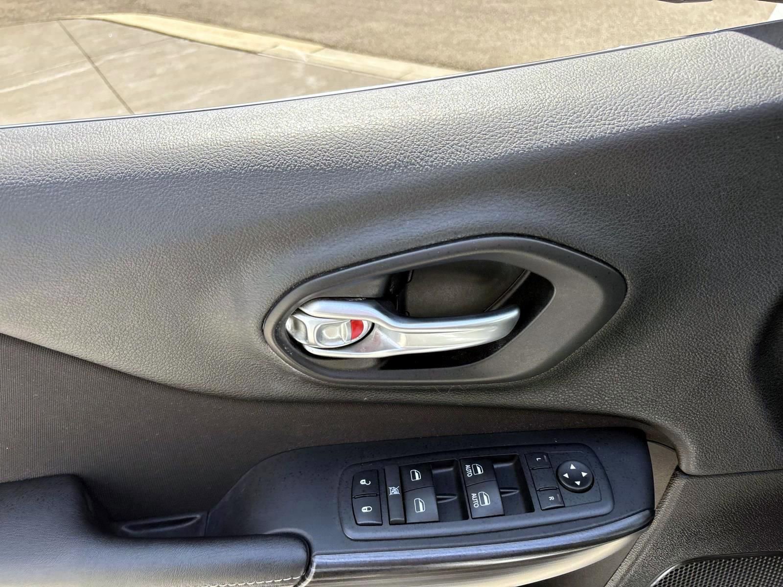 Used 2017 Jeep Cherokee Latitude w/ Comfort/Convenience Group FWD image 12