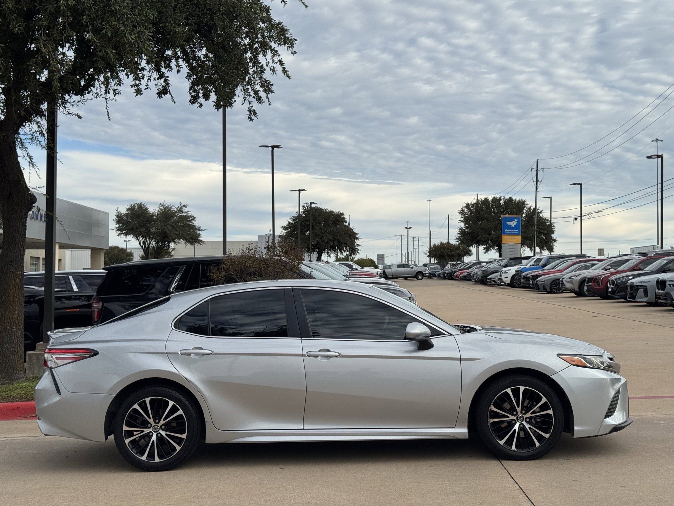 Used 2018 Toyota Camry SE FWD image 3