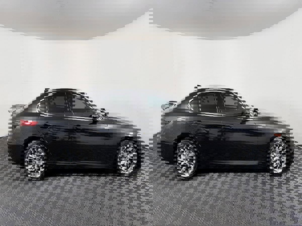 Used 2017 Alfa Romeo Giulia image 7