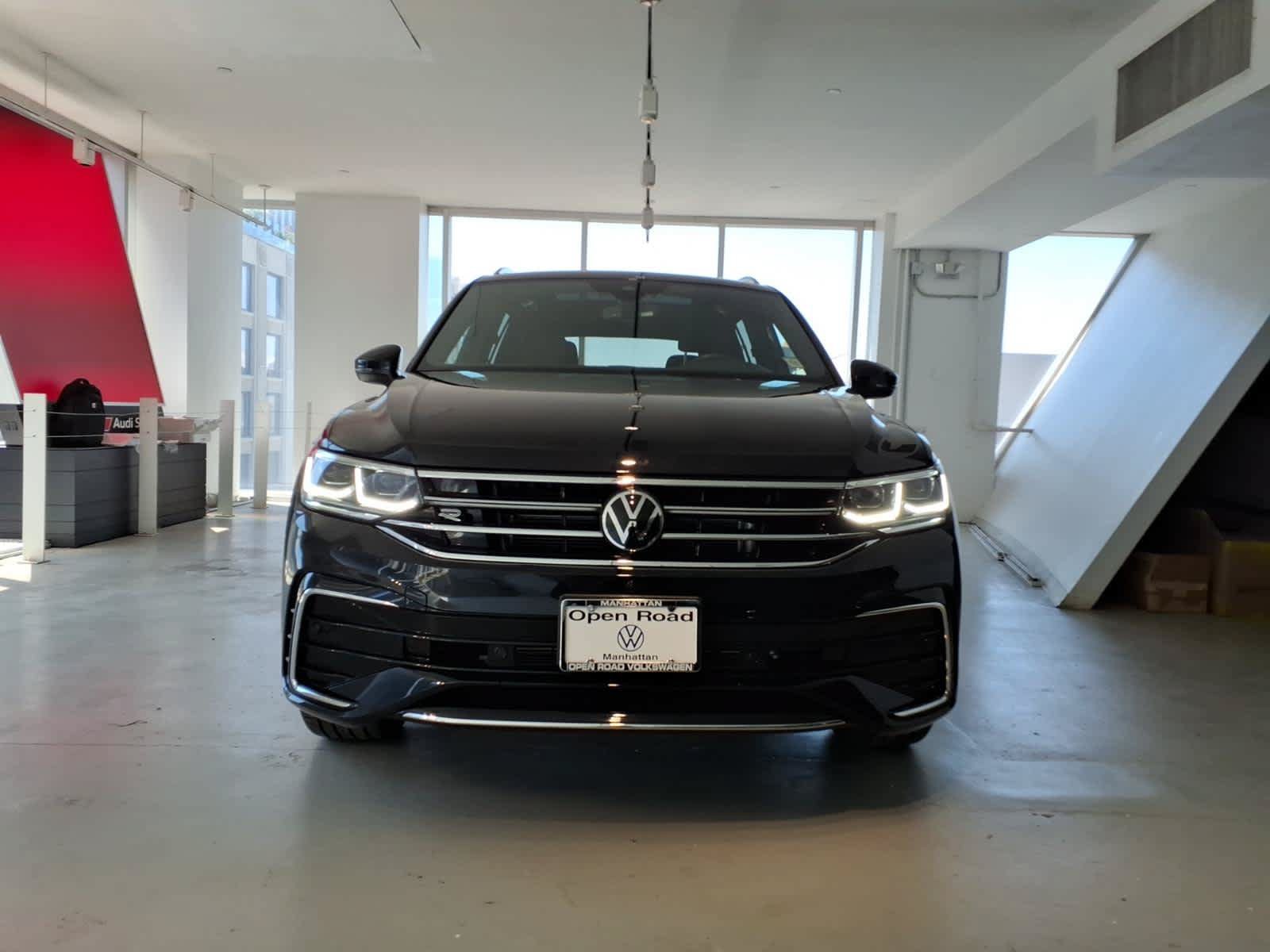 Used 2023 Volkswagen Tiguan SEL R-Line AWD/4WD image 2