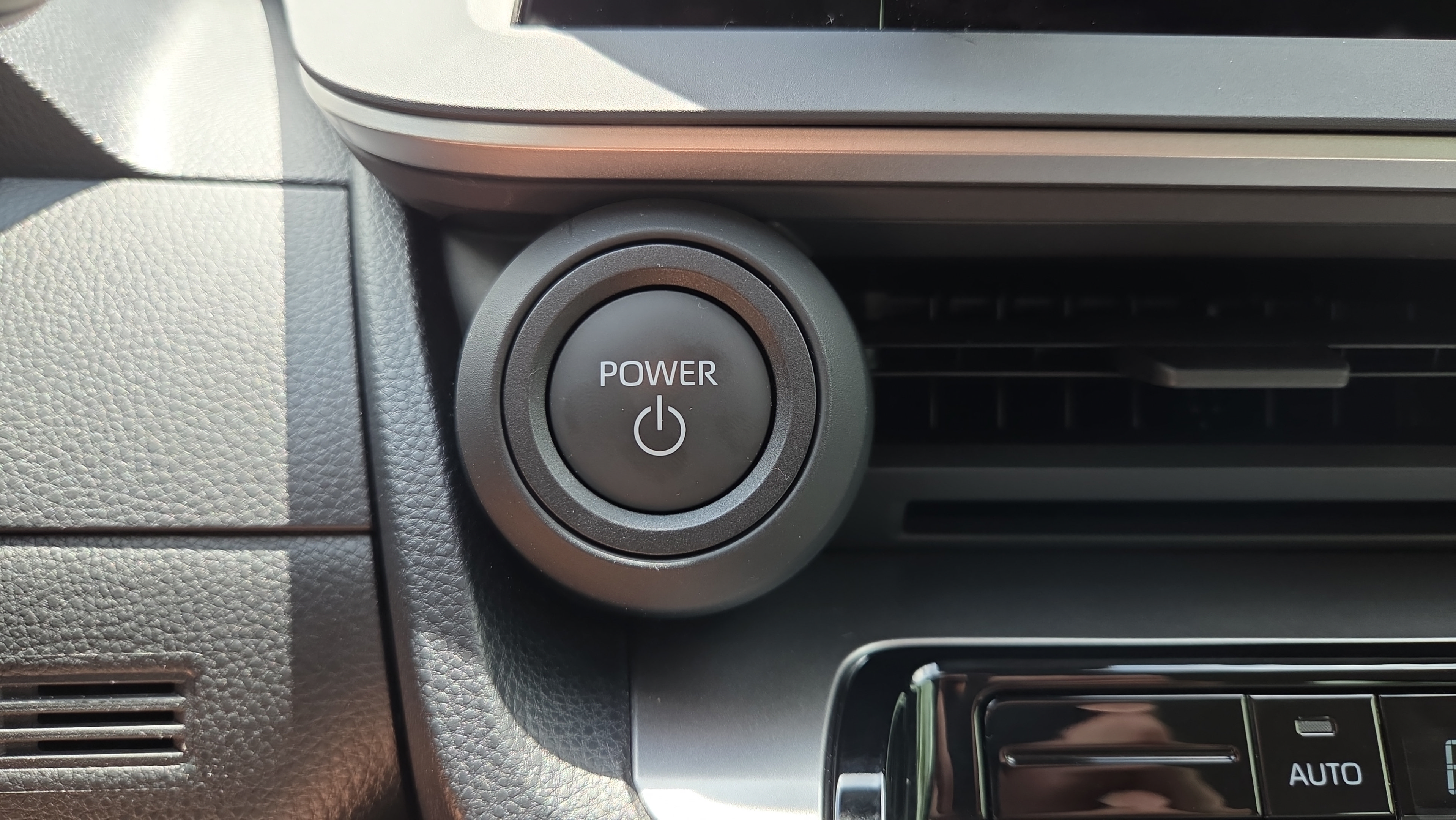 Certified 2025 Toyota Prius LE FWD image 30