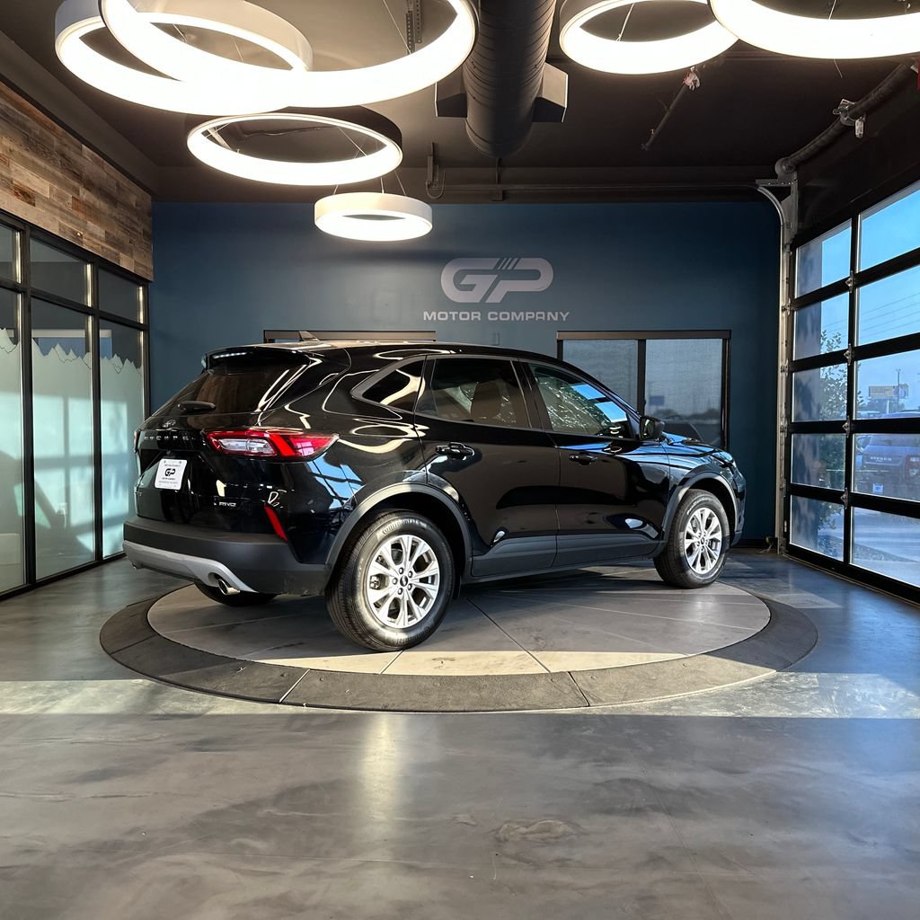 Used 2025 Ford Escape Active AWD/4WD image 3