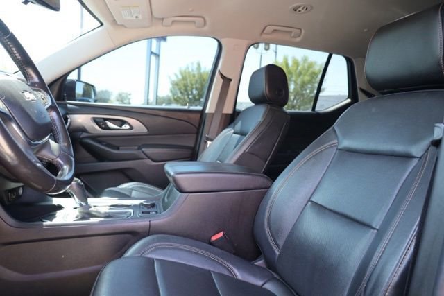 Used 2019 Chevrolet Traverse Premier w/ LPO, Blackout Package FWD image 17
