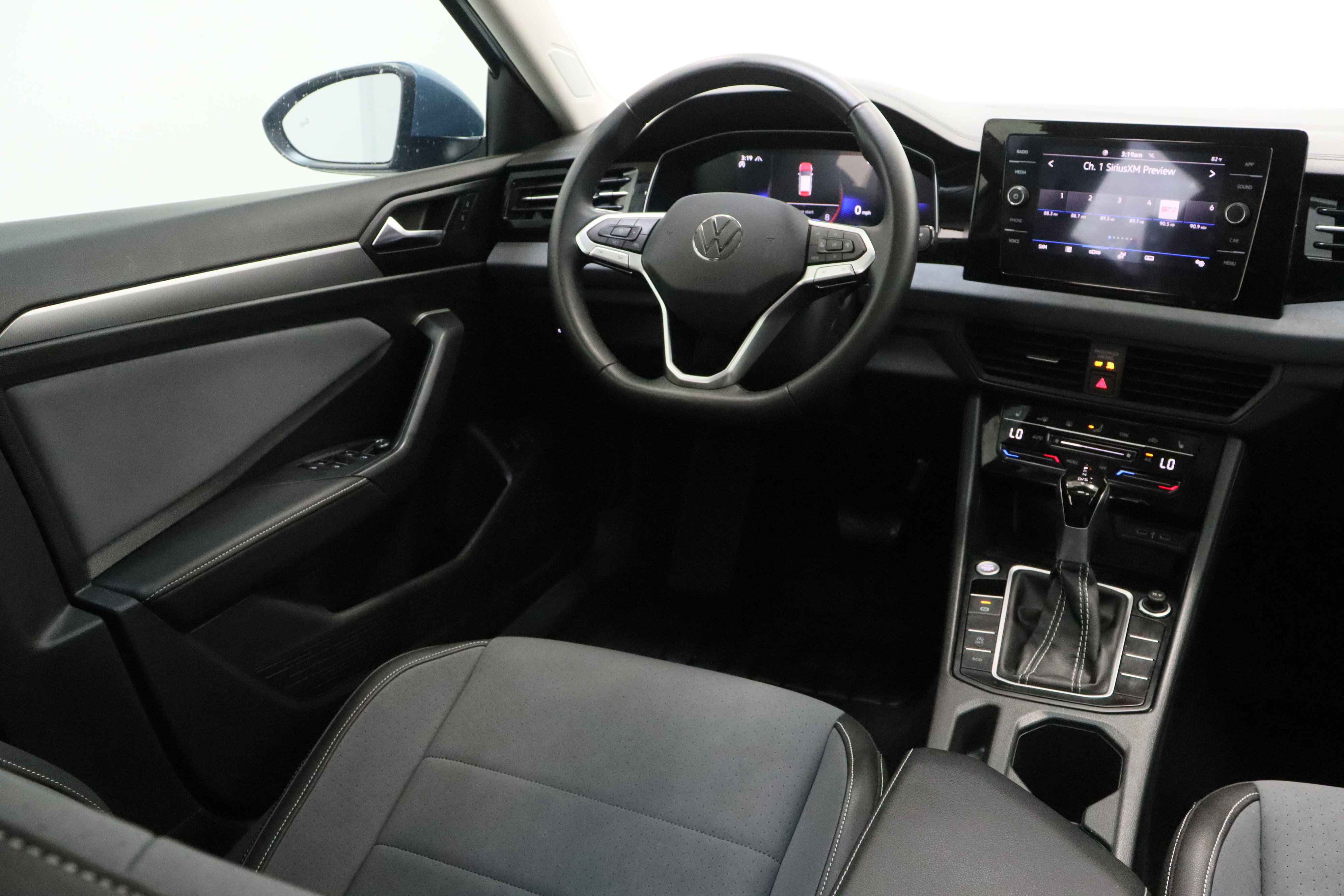 Used 2025 Volkswagen Jetta SE image 32