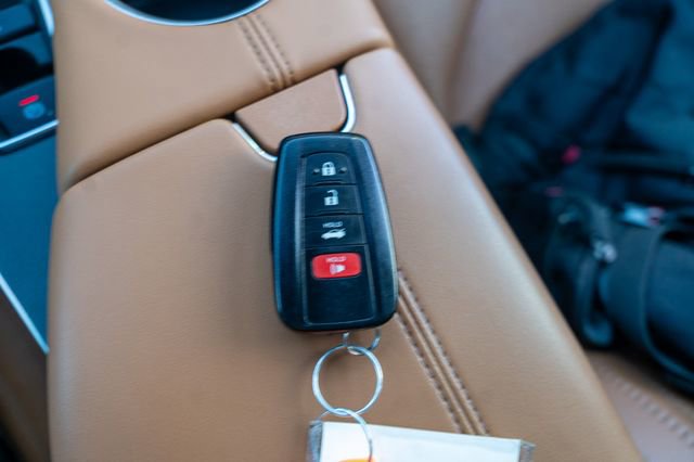 Used 2020 Toyota Avalon Limited image 35