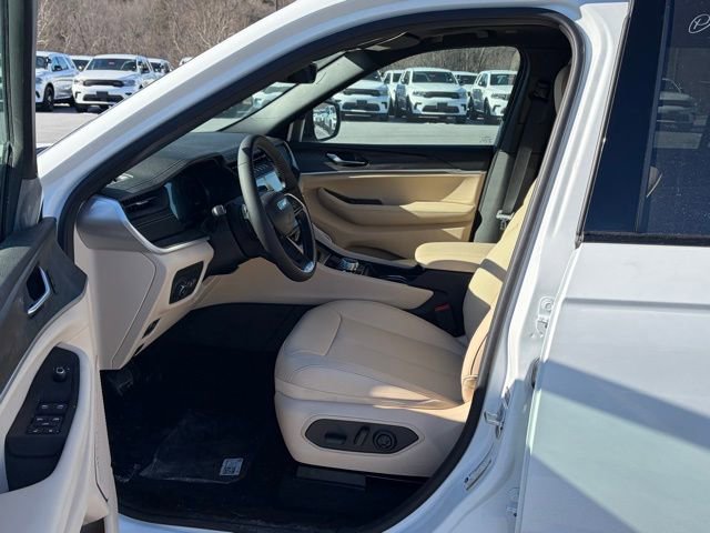 New 2026 Jeep Grand Cherokee Limited w/ Limited Altitude Package AWD/4WD image 16