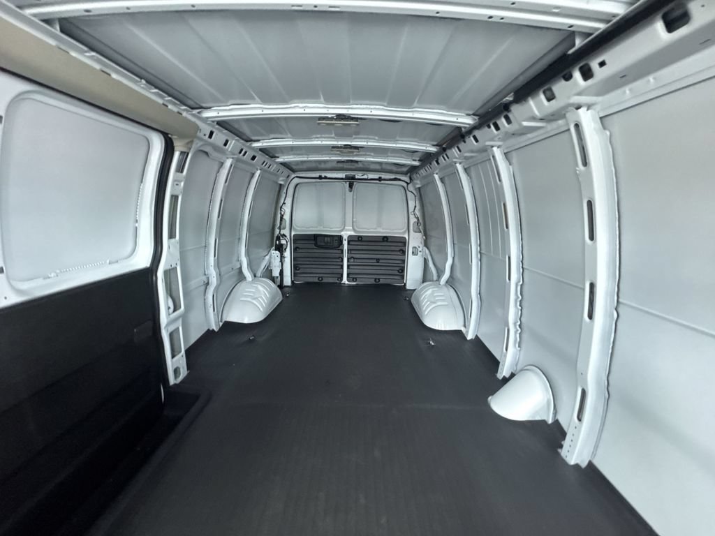 New 2025 GMC Savana 3500 Extended RWD image 13