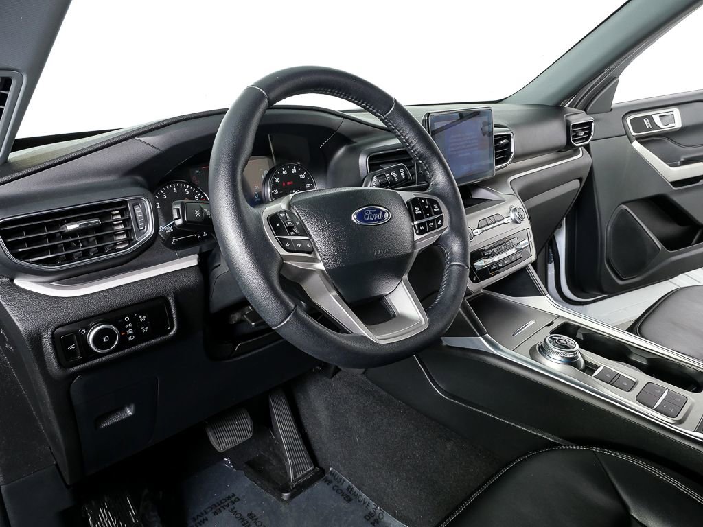 Used 2023 Ford Explorer XLT w/ Equipment Group 202A image 4