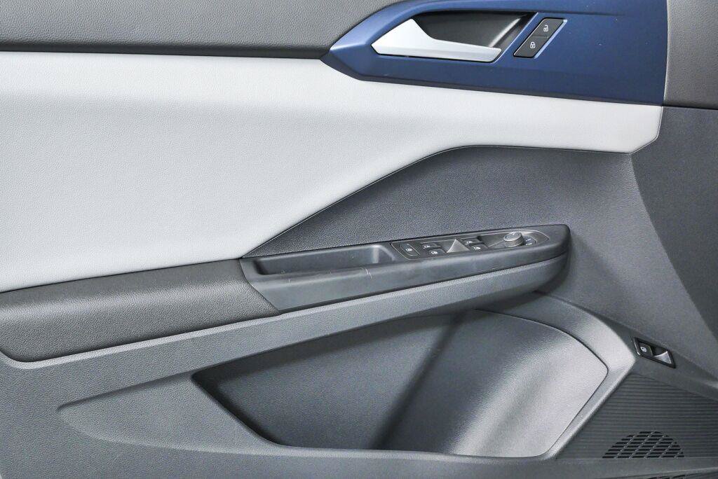Certified 2023 Volkswagen Taos SE FWD image 6