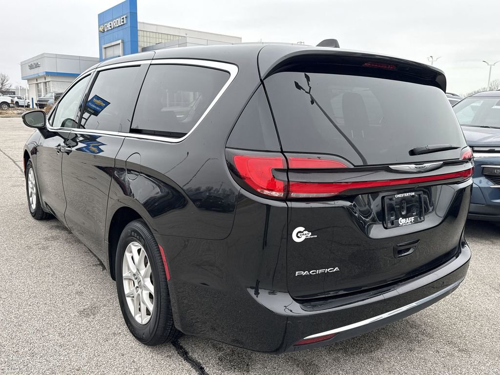 Used 2023 Chrysler Pacifica Touring-L image 6